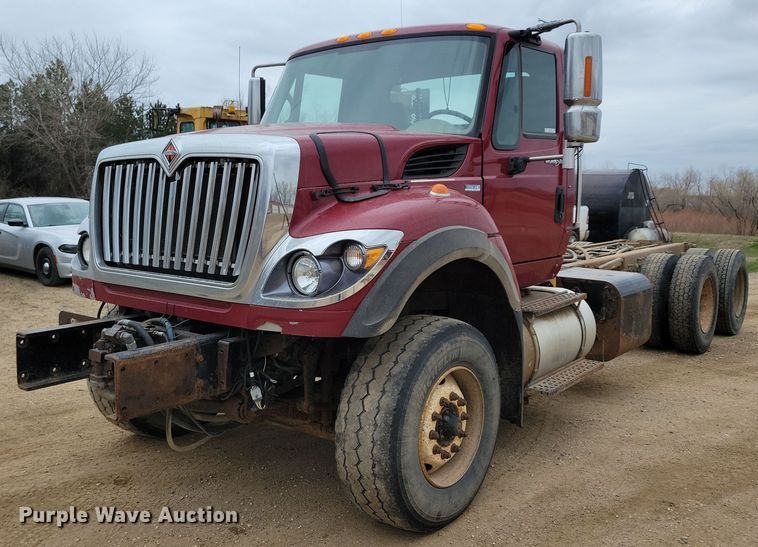 2010 International WorkStar 7600 truck cab and chassis - NV9795