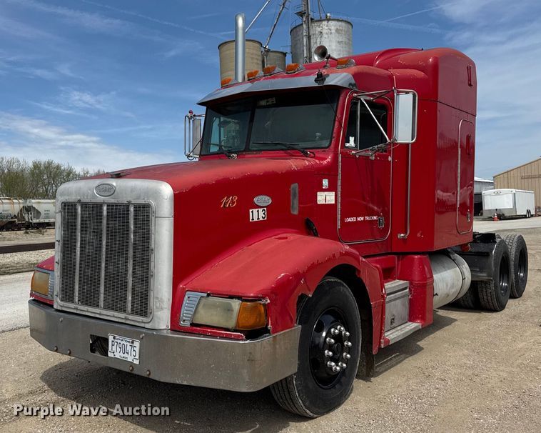 1999 Peterbilt 377 semi truck - DH9932