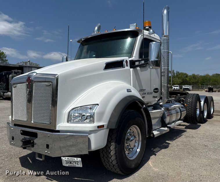 2022 Kenworth T880 semi truck - DM5719
