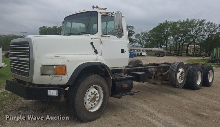 1997 Ford LTS9000 truck cab and chassis - DO7922