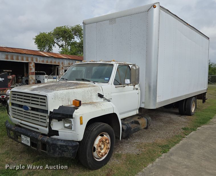 1994 Ford F700 box truck - DT4835