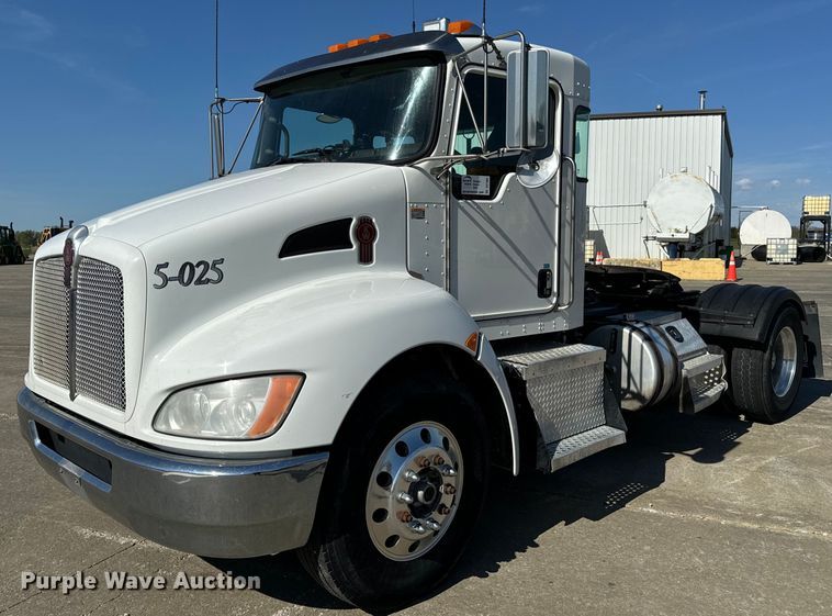 2016 Kenworth T370 semi truck - DV1962