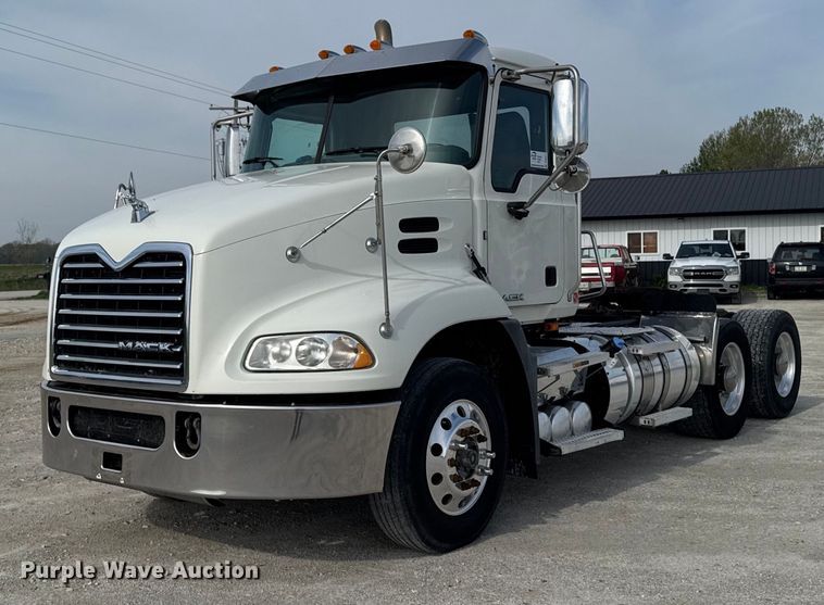 2016 Mack CXU semi truck - DV2517
