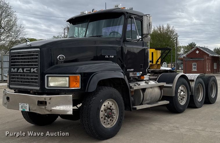 2000 Mack CL713 semi truck - DV2571