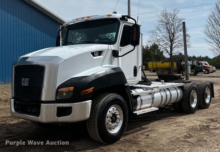 2016 Caterpillar CT660 semi truck - EB2486