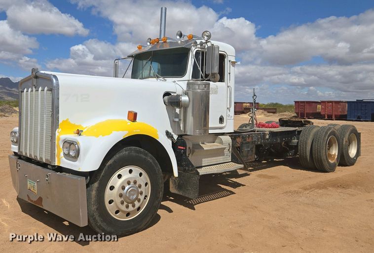 1981 Kenworth W900 semi truck - EC0974