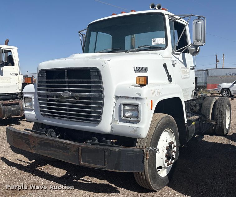 1987 Ford L8000 semi truck - EF3030