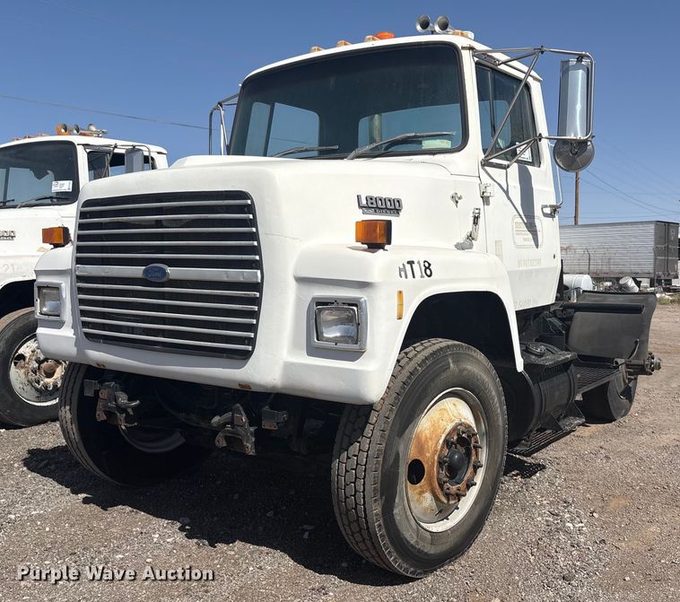1987 Ford L8000 semi truck - EF3033