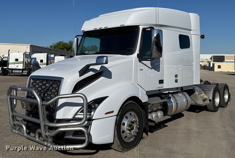 2021 Volvo VNL semi truck - EG6436