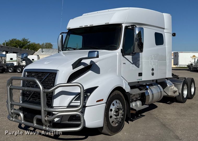 2021 Volvo VNL semi truck - EG6437