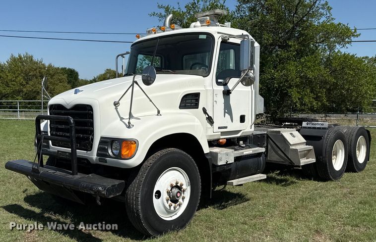 2007 Mack CV713 semi truck - EJ3639