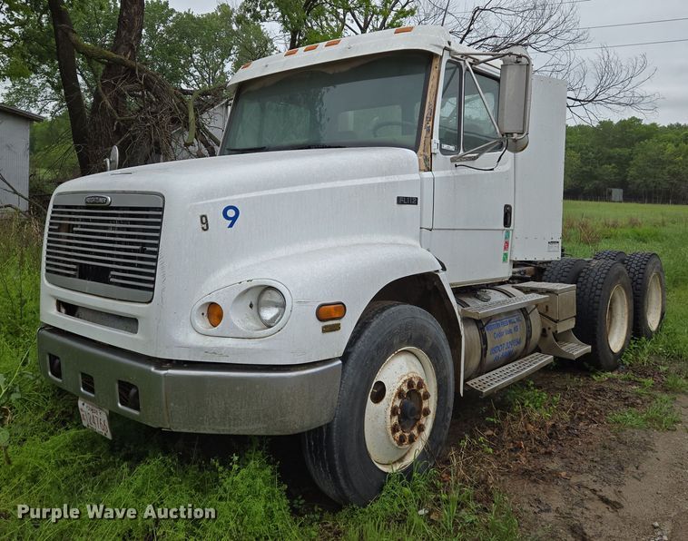 1998 Freightliner FL112 semi truck - EN8962