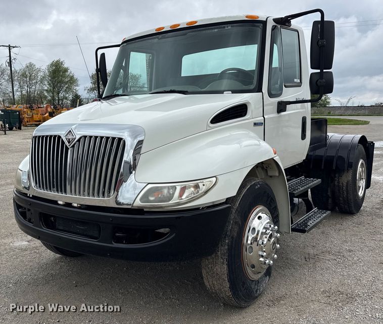 2009 International 4300 semi truck - OG9956