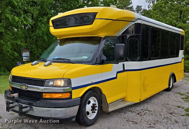2017 Chevrolet Express G4500 shuttle bus - DP6368