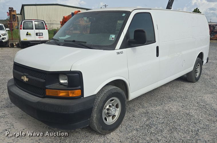 2017 Chevrolet Express 2500 van - DT4826