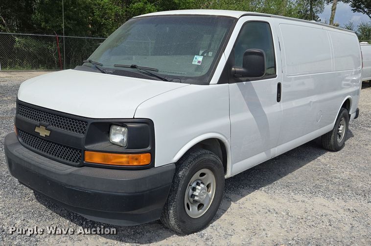 2017 Chevrolet Express 2500 van - DT4827