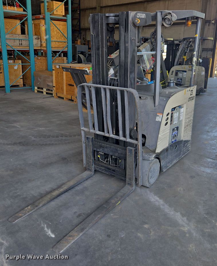 2017 Crown RC5545-40 forklift - DW1932