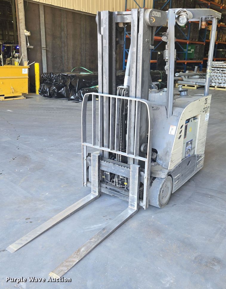 2017 Crown RC5545-40 forklift - DW1933