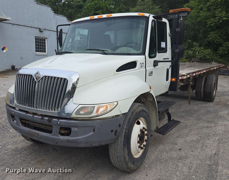 2006 International 4400 flatbed truck - DW1937