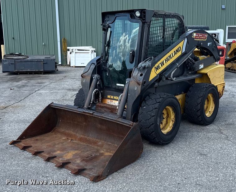 2013 New Holland L225 skid steer loader - DZ4084
