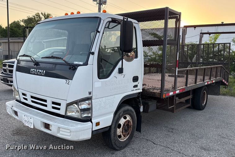 2007 Isuzu NPR flatbed truck - DZ4087