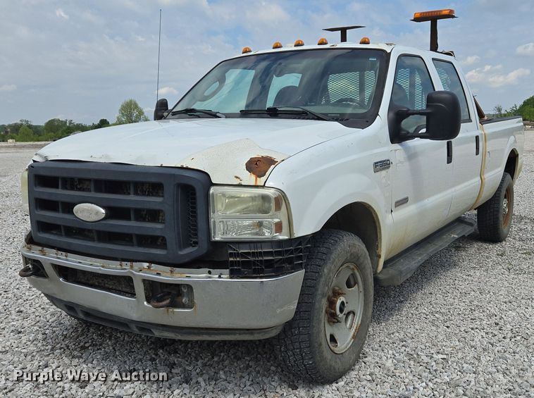 2006 Ford F350 Super Duty XL Crew Cab pickup truck - EC4241