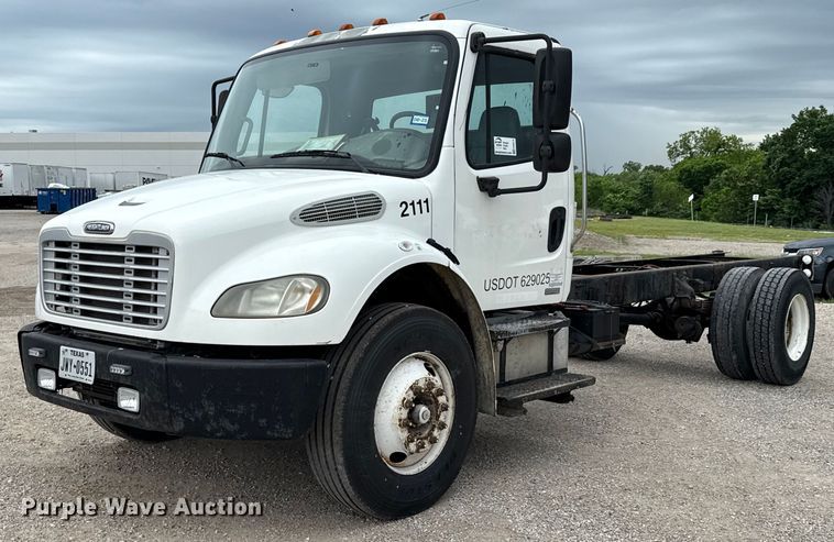 2008 Freightliner M2 truck cab and chassis - ED5615