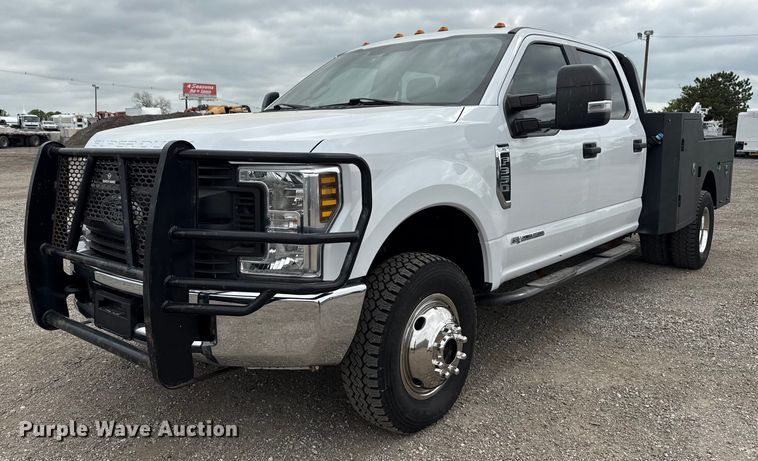 2019 Ford F350 Super Duty Crew Cab flatbed pickup truck - EG5780