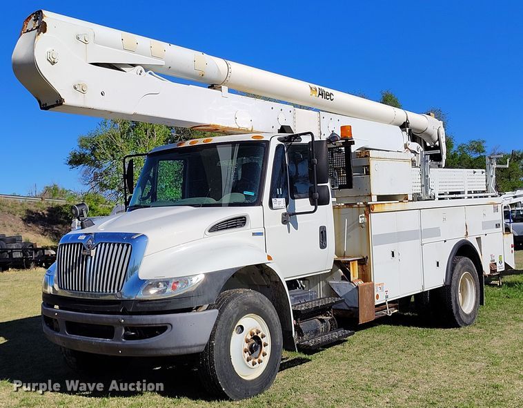 2009 International 4400 bucket truck - DP4916