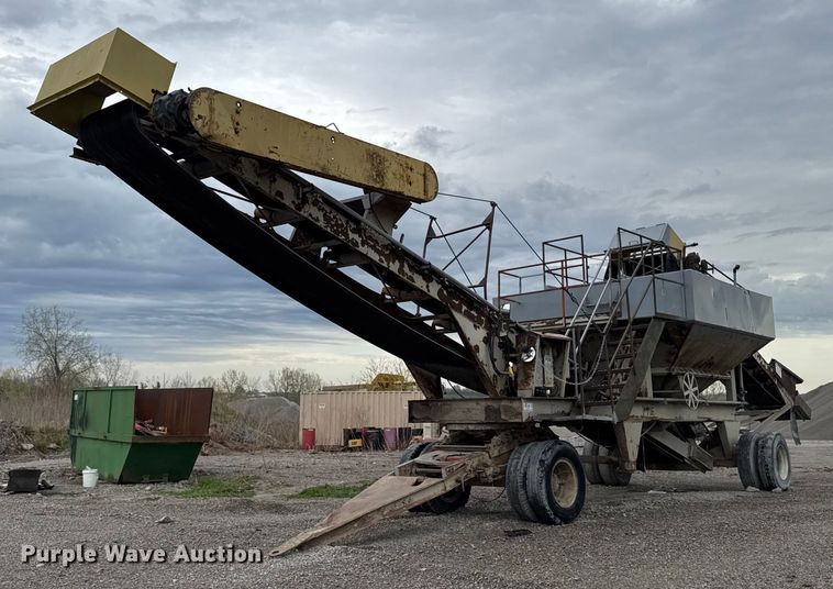 Vibrating surge bin - DT0744