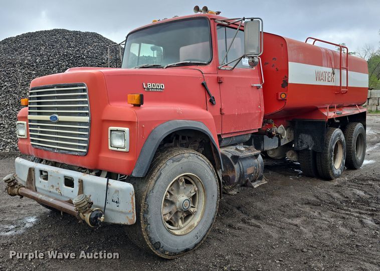 1989 Ford LT8000 water truck - DT6823