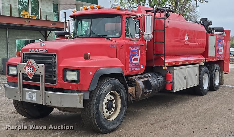 2000 Mack RD690S fuel / lube truck - DT6827