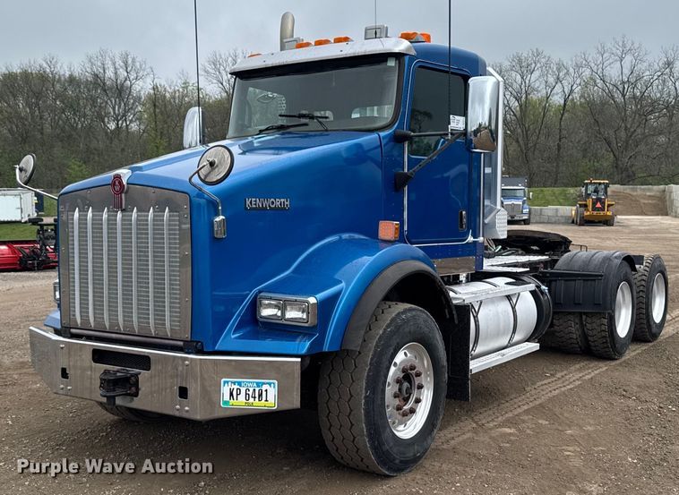 2014 Kenworth T800 semi truck - DV2574