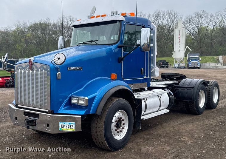 2014 Kenworth T800 semi truck - DV2575