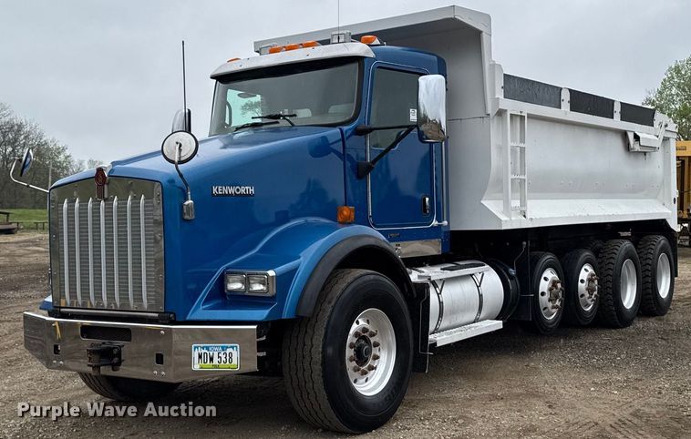 2013 Kenworth T800 dump truck - DV2577