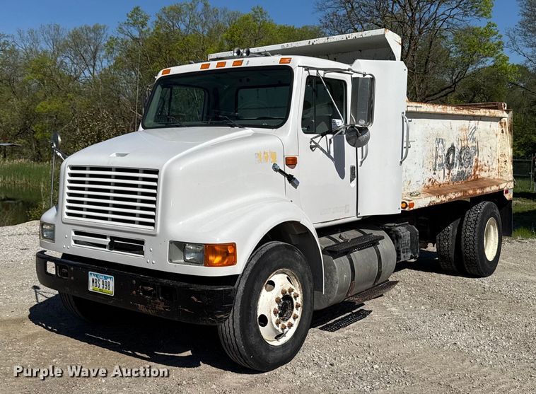 2000 International 8100 dump truck - DV2592