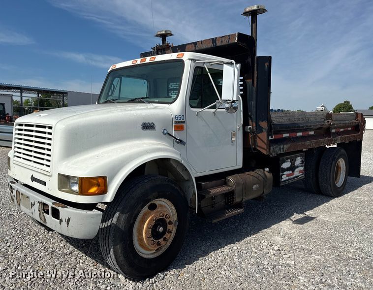 2000 International 4900 dump flatbed truck - DV4013