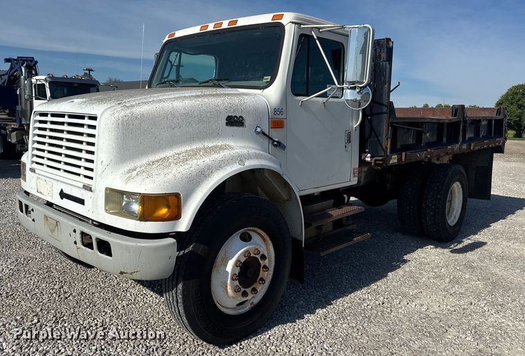 1999 International 4900 flatbed truck - DV4017