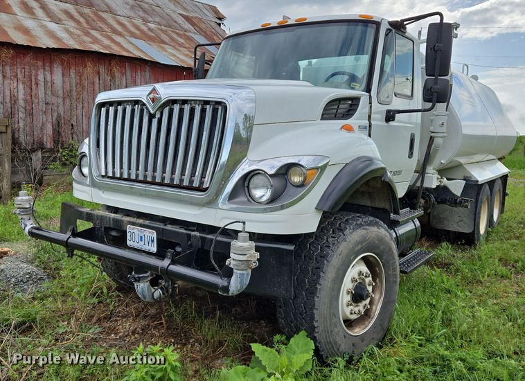 2011 International 7500 water truck - EJ7550