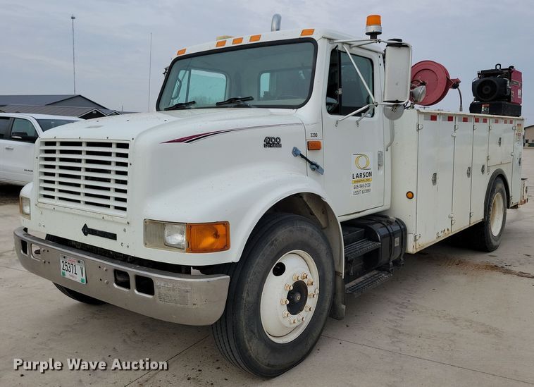 2000 International 4700 utility / service truck - NV9774