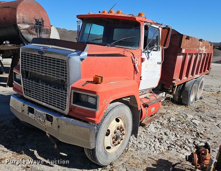 1986 Ford LT9000 dump truck - OJ9145