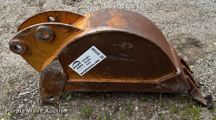 12" W backhoe bucket - DV2588