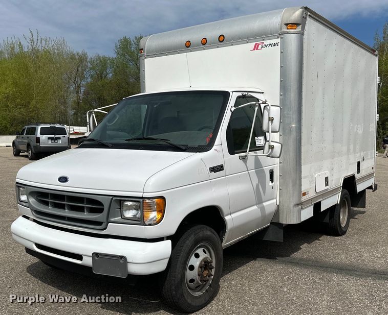 2001 Ford  E350 Super Duty delivery truck - EB2526