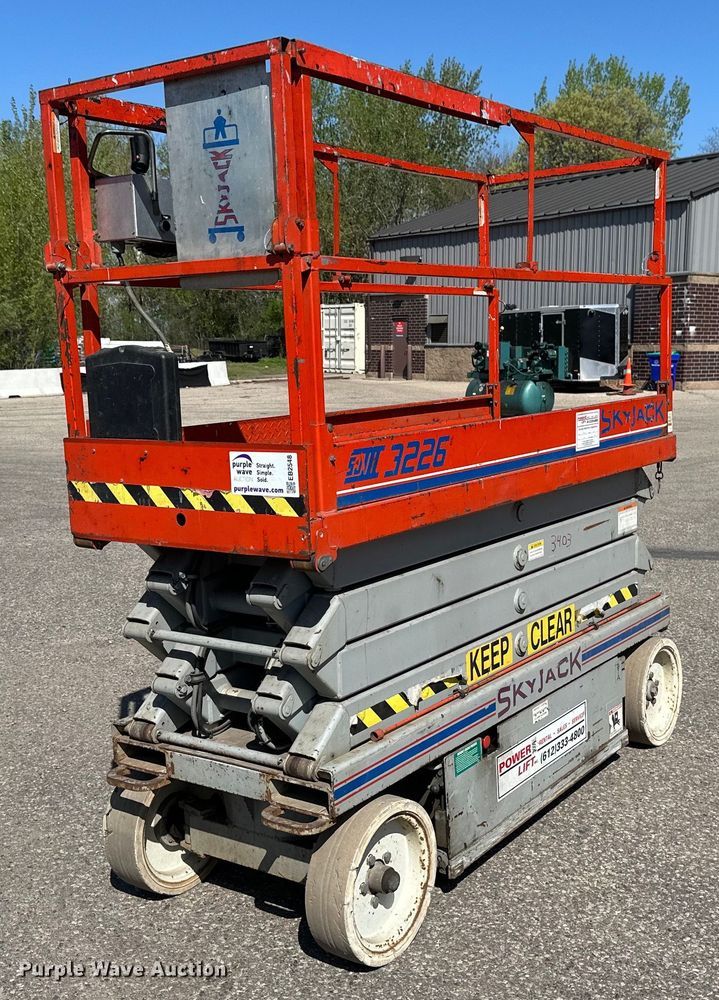 2002 Sky Jack SJIII 3226 scissor lift - EB2548