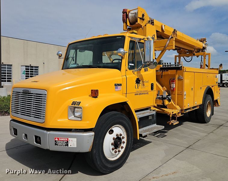 2001 Freightliner FL70 digger derrick truck - EJ0023