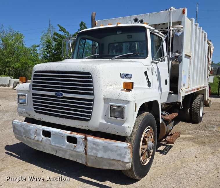1994 Ford L8000 refuse truck - EJ7526
