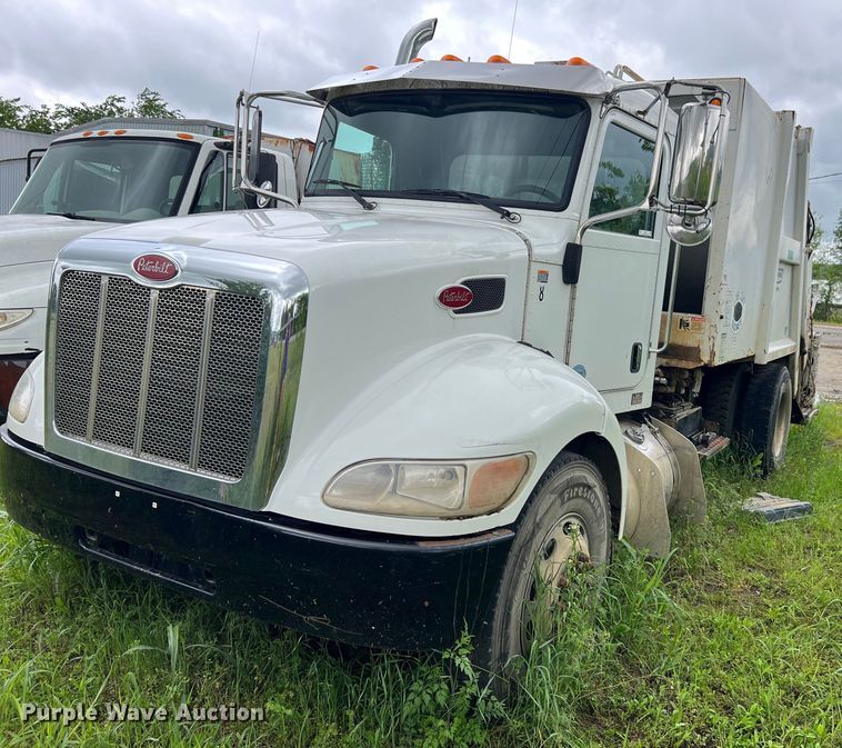 2018 Peterbilt 337 refuse truck - EL2077