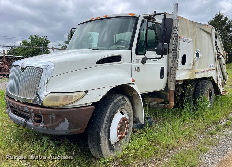 2007 International 4300 refuse truck - EL2081