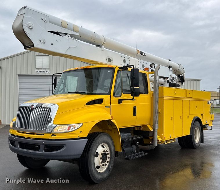 2011 International DuraStar 4400 bucket truck - EQ1482