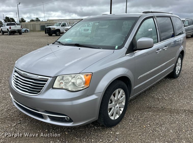 2014 Chrysler Town & Country van - EQ4728